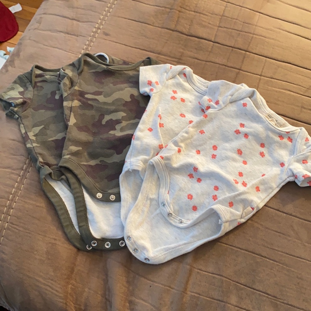 Twin onesies set